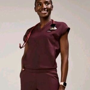 FIGS Mira V-Neck Banded Scrub Top Burgundy Relaxed Fit Women's Size M NWT